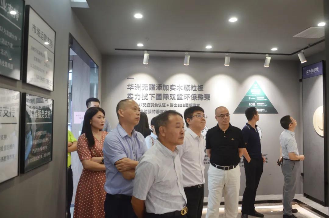 廣東省江西商會執(zhí)行會長謝曉明等一行商會領(lǐng)導(dǎo)及企業(yè)家蒞臨華洲·九段參觀交流(圖6)
